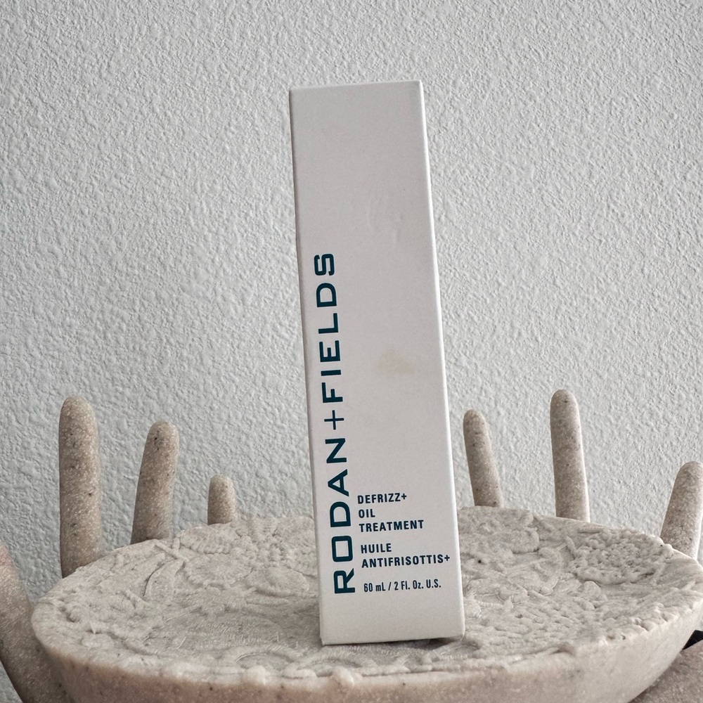 Rodan + Fields De-Frizz Oil Treatment - White and Blue